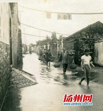 中国侨网图为汶河填塞前到处积水的扬州南门街(1952年摄于南门街兄弟车行门前）