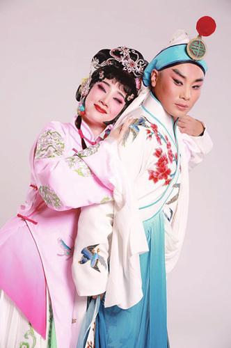 中国侨网《浮士德》剧照：张佳春(左，饰格雷卿)与刘大可(饰浮士德)。(资料图)