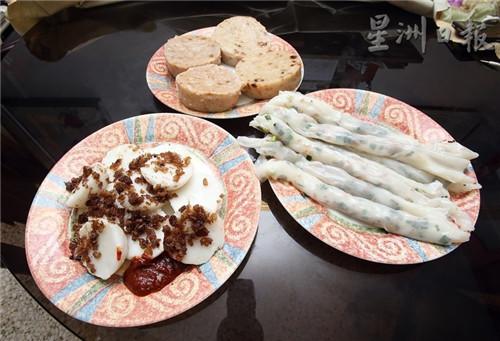 中国侨网义兴水粿（左）、萝卜糕和菜头糕（后）及虾米猪肠粉，承载着新山几代人的回忆。（马来西亚《星洲日报》/林添喜 摄）