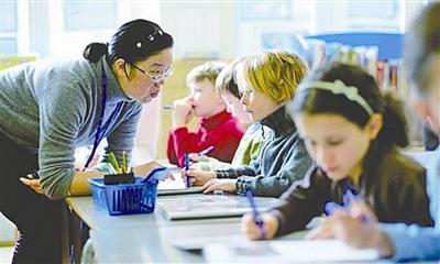 中国侨网中国老师在英国小学授课。(资料图片)