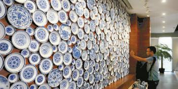 中国侨网景德镇陶溪川，一面用400多块青花瓷盘拼成的瓷盘墙。（程万海 摄）
