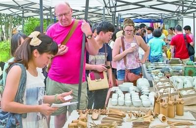 中国侨网众多外国陶艺家来到景德镇“朝圣”。图为景德镇创意市集。(资料图)