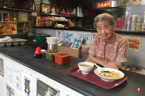 中国侨网88岁的梁月明每天到店里打点一切。(新加坡《联合早报》/吴睿明 摄)