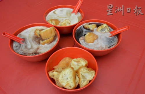 中国侨网麻坡贪食街的黑糯米与麦粥，是当地少见的海南甜品。（马来西亚《星洲日报》/蔡庆凤 摄）