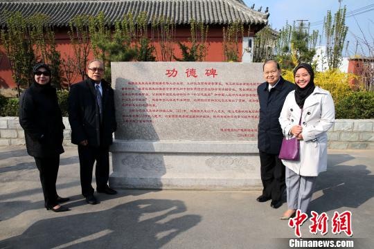 中国侨网菲律宾总统特使、上好佳集团荣誉董事长施恭旗、菲律宾巴拉望省省长阿尔瓦雷斯、苏禄王后裔杰赛尔·基拉姆公主等一行28日来到山东德州苏禄王墓，纪念先祖来华友好交往600周年。（梁犇　摄）