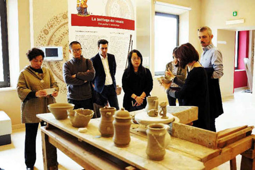 中国侨网中意陶瓷专家在当地陶瓷企业举行座谈会