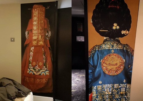 中国侨网该饭店柜体上布置了中国新娘服饰、韩国传统服装的图片，其中中国新娘服饰尤为恐怖。（美国《世界日报》）