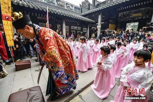 中国侨网资料图:“三月三·荔枝湾”北帝诞活动中,60名学童身着汉服进行开笔典礼仪式。(中新社记者 陈骥旻 摄)