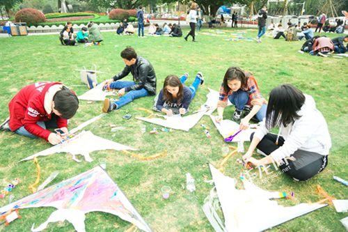 中国侨网自己动手做风筝 重庆交通大学供图 华龙网发