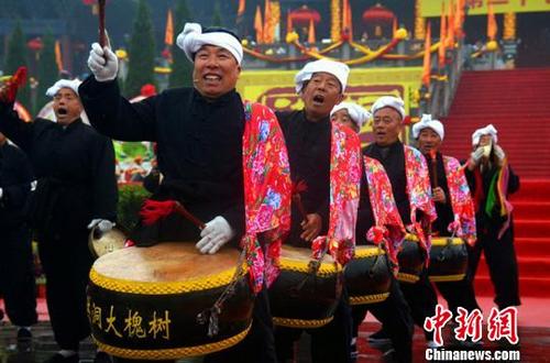 中国侨网丁酉年4月4日,来自海内外万余移民后裔齐聚“第二十七届洪洞大槐树文化节寻根祭祖大典”,共同祭奠大槐树移民先祖。 刘东杰 摄