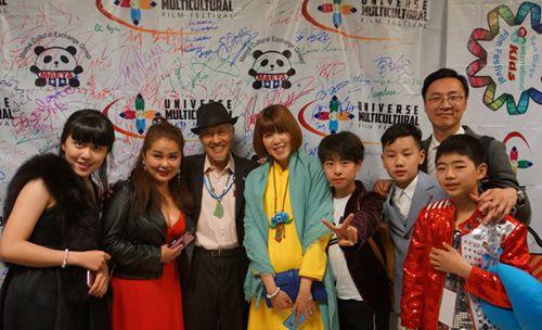 中国侨网王鹏飞（右4）的《小马语者》团队和知名华裔影星Aki Aleung（左3） （来源：全美中华青年联合会）