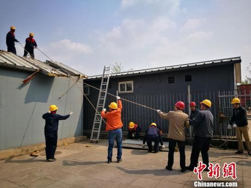 中国侨网拆除曾作为“基本建设办公室”的彩钢房 应妮 摄