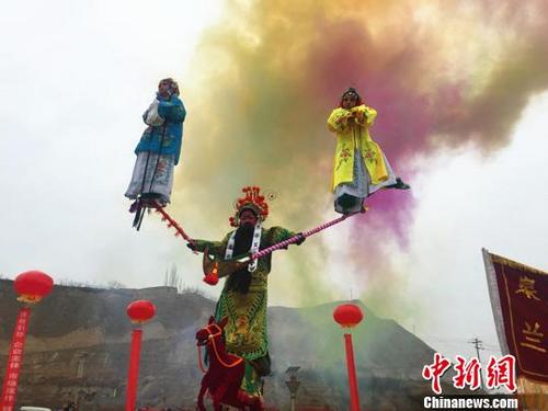 中国侨网4月8日，兰州市皋兰县4至8岁的小男孩、小女孩装扮成故事中的人物，在空中表演“非遗”绝技“铁芯子”。这是流传于当地的一种古老民间艺术。　史静静　摄