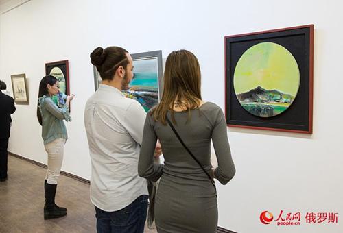 中国侨网“丝路丹途”牟克油画作品展在莫斯科开幕。（屈海齐 摄）