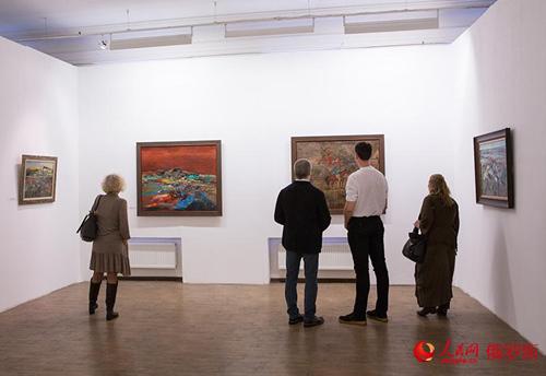 中国侨网“丝路丹途”牟克油画作品展在莫斯科开幕。（屈海齐 摄）