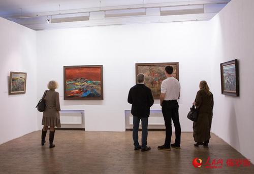 中国侨网“丝路丹途”牟克油画作品展在莫斯科开幕。(屈海齐 摄)