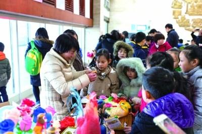 中国侨网今年山东省“非物质文化遗产月”活动期间，孩子们在山东省文化馆参加面塑制作技艺体验活动。(苏锐 摄)