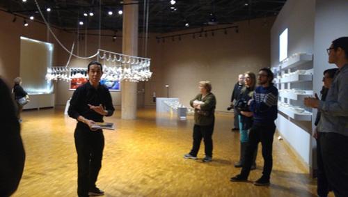 中国侨网吴子云在印大艺术馆中，向参观者介绍他的展出作品。(美国《世界日报》/王冠棠 摄)