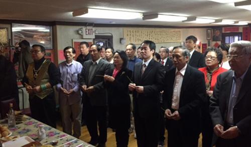 中国侨网焚香祭祖是华埠各个宗亲会缅怀祖先、慎终追远的主要方式。(美国《世界日报》资料图)