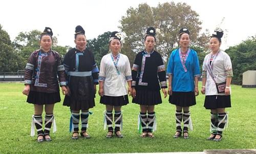 中国侨网来自中国贵州的6为侗族歌手身着民族服装，为悉尼带来传统的侗族大歌。（澳大利亚《新快报》/柯梅品 摄）