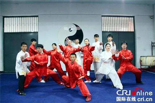 中国侨网邯郸学院的学生们进行太极拳表演。