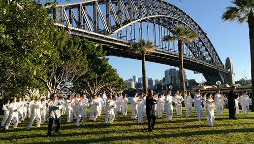 中国侨网杨式太极拳在悉尼海港大桥下传艺。（澳大利亚《新快报》/常秀峰 摄）