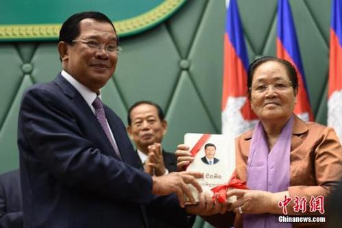 中国侨网当地时间4月11日上午,《习近平谈治国理政》柬文版首发式在柬埔寨王国首相府和平大厦隆重举行。中新社记者 黄耀辉 摄