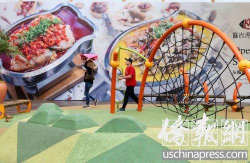 中国侨网一进入亚凯迪亚市的大型购物中心，即能感受到中国美食的气息。（美国《侨报》/邱晨摄）