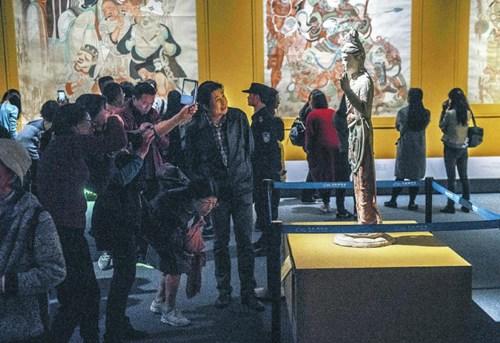 中国侨网“丝路之魂”大展期间,上百万观众来到成都博物馆参观。(本报记者 郝飞 摄)