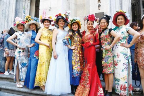 中国侨网华人参与者身着美丽旗袍配上精美帽子亮相游行成亮点。（美国《侨报》/陈辰 摄）