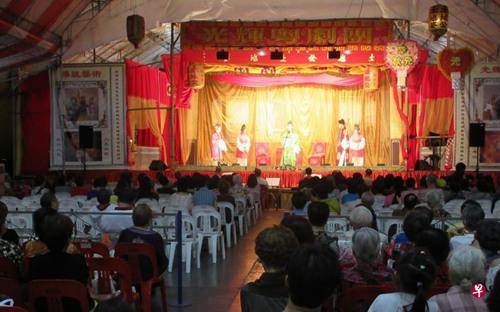 中国侨网黄埔通道空地上的粤剧表演,观众绝大多数年逾半百。(新加坡《联合早报》/黄子明 摄)