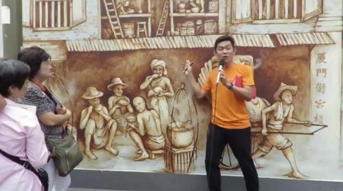 中国侨网讲解员为公众导览和讲解会馆历史。(新加坡《联合早报》资料图)