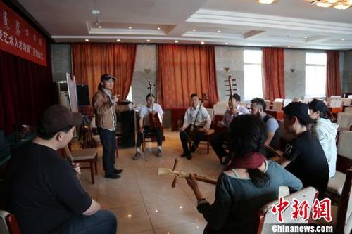 中国侨网图为参加“蒙古族呼麦艺术人才培养”项目的学员们正在集体排练。(李佳音 摄)