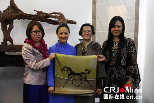 中国侨网油画《金色骏马》为题材制作的丝巾