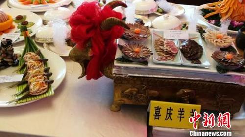 中国侨网图为当天现场展示的特色蒙餐　李爱平　摄