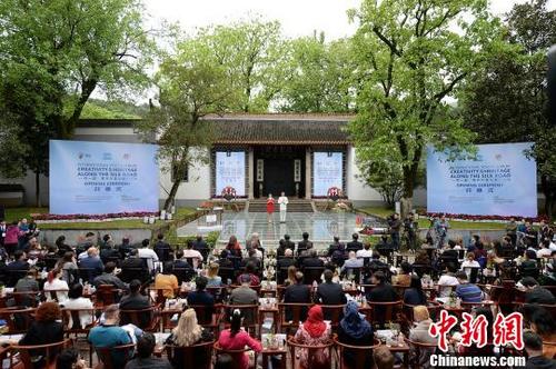 中国侨网“一带一路”青年创意与遗产论坛在岳麓书院开幕。