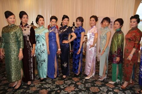 中国侨网第二届旧金山旗袍文化月于4月16日在圣荷西举行晚会，数百位穿着古典与现代旗袍的女性“旗聚一堂”。（美国《世界日报》/李荣 摄）