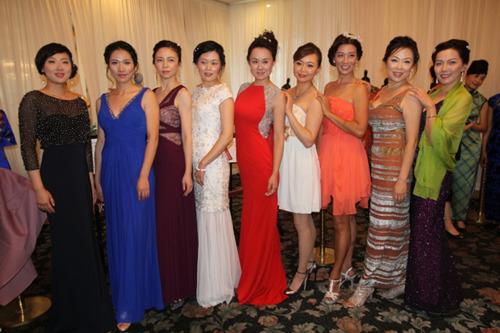 中国侨网现场也有很多女性穿着现代。(美国《世界日报》/李荣 摄)