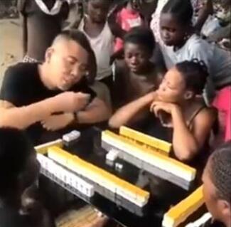 中国侨网一名男子用中文教非洲人打麻将（图片来源网络）