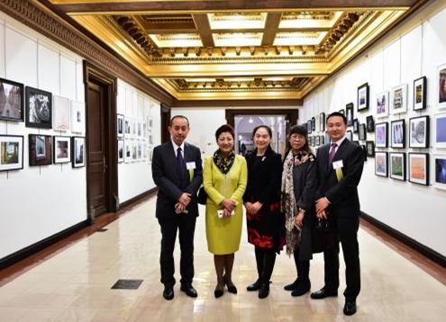 中国侨网本次影展策展人伍彬、天津的摄影师们和张美芳合影。(美国《侨报》资料图)