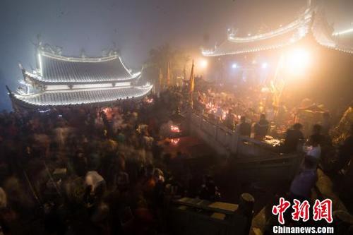 中国侨网18日晚,福建湄洲岛妈祖祖庙香烟升腾、人声鼎沸。 李南轩 摄