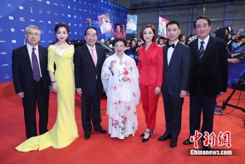 中国侨网《谢瑶环》亮相今年北京国际电影节的红毯，左三为京剧名家叶少兰