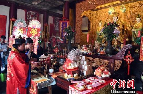 中国侨网4月19日农历三月廿三,是天后妈祖诞辰1057周年纪念日,福州三坊七巷郎官巷天后宫举行法会为妈祖软身神塑像供奉鎏金凤冠,开启纪念妈祖诞辰日系列活动的序幕。 记者刘可耕 摄