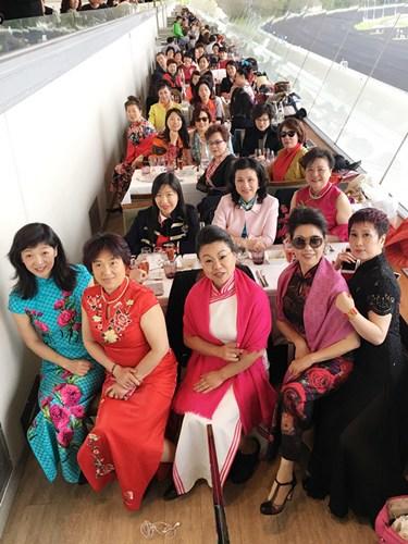 中国侨网旅法华侨华人女性身着旗袍亮相万森赛马场。