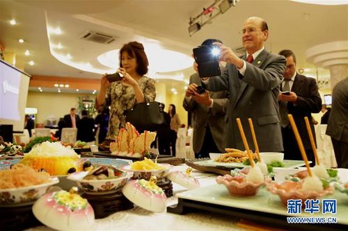 中国侨网4月19日，在哥斯达黎加首都圣何塞，嘉宾在“四川美食文化周”活动上拍摄美食。 “四川美食文化周”19日在哥斯达黎加圣何塞举办。该活动是中国与哥斯达黎加建交十周年庆祝活动之一。 新华社记者王沛摄