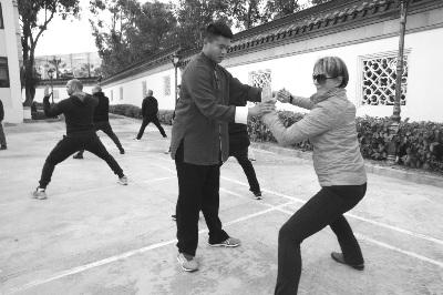 中国侨网梁坤指导学员练习太极。(石海卫 摄)