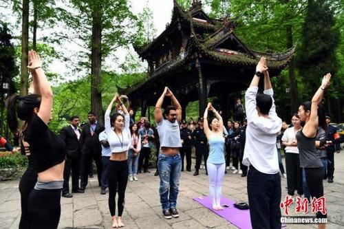 中国侨网4月20日，印度国宝级影星阿米尔·汗来到四川成都，开启了他体验中国四川行成都站的系列活动。图为阿米尔·汗与瑜伽爱好者同练瑜伽。安源 摄  