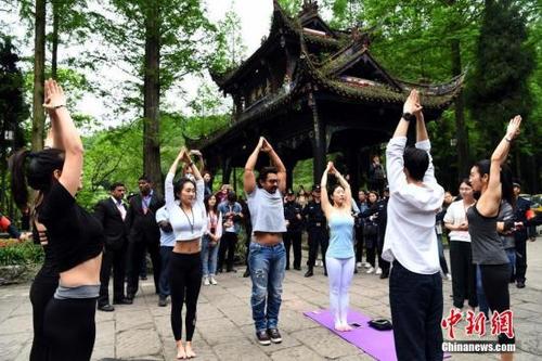 中国侨网4月20日,印度国宝级影星阿米尔·汗来到四川成都,开启了他体验中国四川行成都站的系列活动。图为阿米尔·汗与瑜伽爱好者同练瑜伽。安源 摄