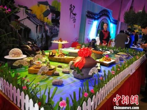 中国侨网“饕餮美画”令食客们大呼“秀色可餐”。　许娟 摄