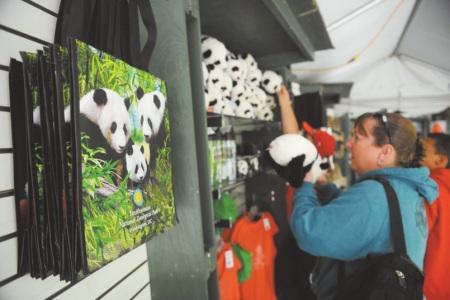 中国侨网各种以大熊猫为形象设计的礼品最受游客青睐。